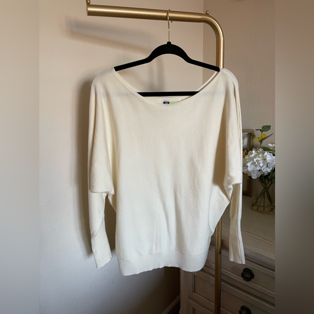 Off white,off the shoulder long sleeve top.Perfect with leggings,boots,jeans!